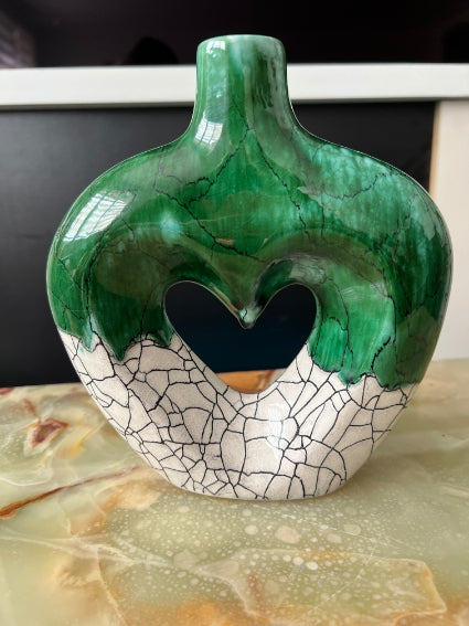 Vase coeur en céramique émaillée, fabrication artisanale à Marrakech