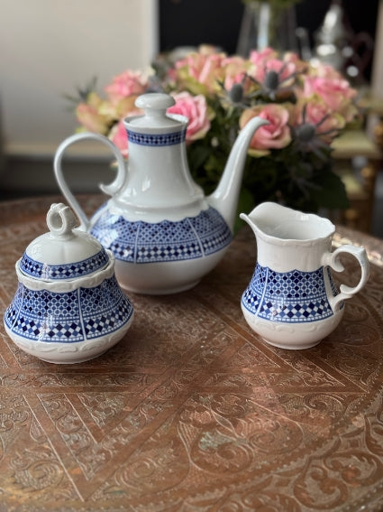 Elégant trio cafetière/sucrier/pot à lait porcelaine COCEMA de Fès, Maroc