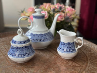 Elégant trio cafetière/sucrier/pot à lait porcelaine COCEMA de Fès, Maroc