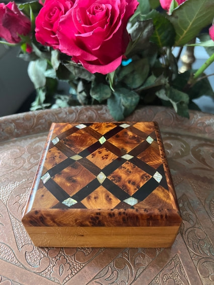 Boîte à bijoux carrée en bois de thuya du Maroc et nacre