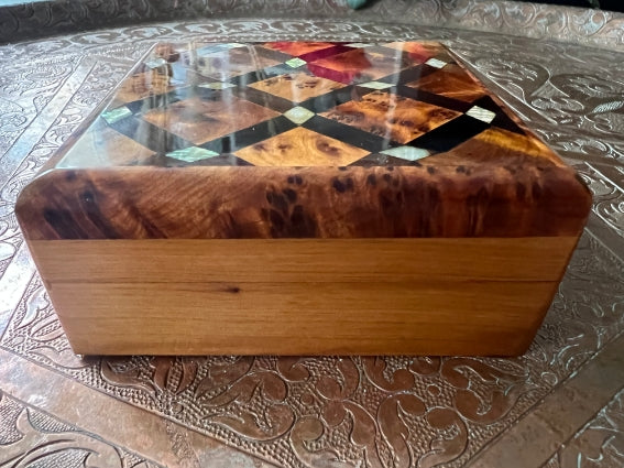 Boîte à bijoux carrée en bois de thuya du Maroc et nacre