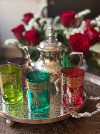 Service à thé marocain réalisé artisanalement à Fès au Maroc, théière dans le style traditionnel marocain, plateau et verres de couleur