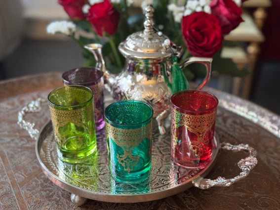 Service à thé marocain réalisé artisanalement à Fès au Maroc, théière dans le style traditionnel marocain, plateau et verres de couleur