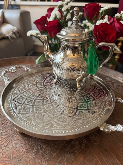 Service à thé marocain réalisé artisanalement à Fès au Maroc, théière dans le style traditionnel marocain, plateau et verres de couleur