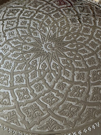 Service à thé marocain réalisé artisanalement à Fès au Maroc, théière dans le style traditionnel marocain, plateau et verres de couleur