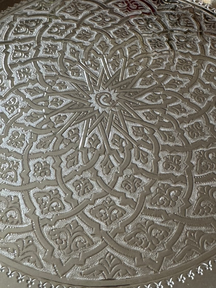 Service à thé marocain réalisé artisanalement à Fès au Maroc, théière dans le style traditionnel marocain, plateau et verres de couleur
