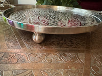 Service à thé marocain réalisé artisanalement à Fès au Maroc, théière dans le style traditionnel marocain, plateau et verres de couleur