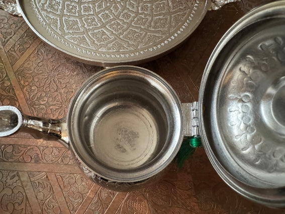 Service à thé marocain réalisé artisanalement à Fès au Maroc, théière dans le style traditionnel marocain, plateau et verres de couleur