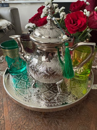 Service à thé marocain réalisé artisanalement à Fès au Maroc, théière dans le style traditionnel marocain, plateau et verres de couleur