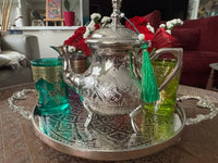 Service à thé marocain réalisé artisanalement à Fès au Maroc, théière dans le style traditionnel marocain, plateau et verres de couleur