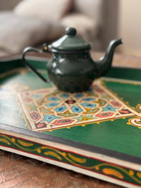Plateau "zwak" boho en bois peint à la main, fabriqué à Marrakech, taille 30x43 cm (N1)