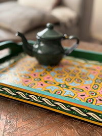 Plateau "zwak" boho en bois peint à la main, fabriqué à Marrakech, taille 30x43 cm (N2)