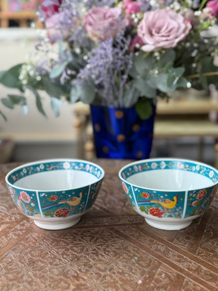 Lot de 2 bols porcelaine COCEMA de Fès, Maroc, décor de paon sur fond turquoise