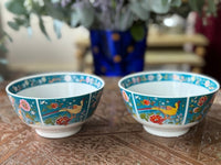Lot de 2 bols porcelaine COCEMA de Fès, Maroc, décor de paon sur fond turquoise