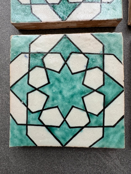 Lot de 4 carreaux de zellige marocains, fabrication artisanale à Fès, pour sols ou murs (M1)