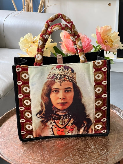 Sac ethnique d'inspiration berbère du Maroc, motif fleuri