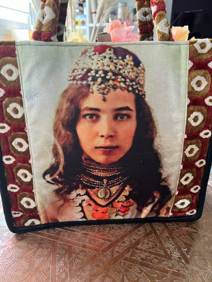 Sac ethnique d'inspiration berbère du Maroc, motif fleuri