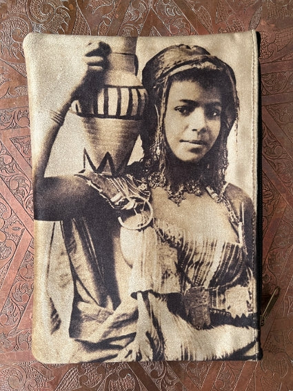 Pochette ethnique d'inspiration Berbère, porteuse d'eau, fabriquée au Maroc