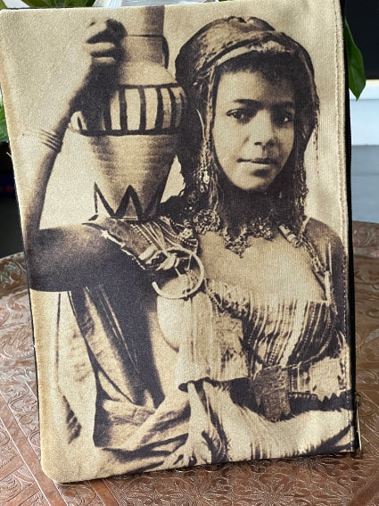 Pochette ethnique d'inspiration Berbère, porteuse d'eau, fabriquée au Maroc
