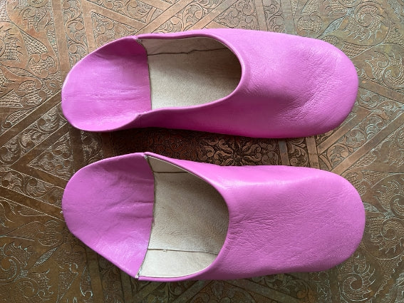 Babouches en cuir, fabrication artisanale au Maroc, couleur rose