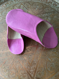Babouches en cuir, fabrication artisanale au Maroc, couleur rose