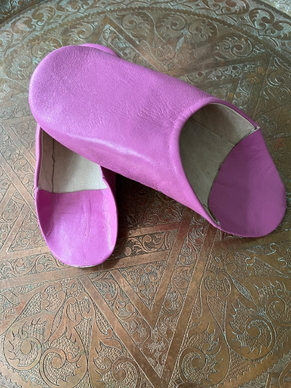 Babouches en cuir, fabrication artisanale au Maroc, couleur rose