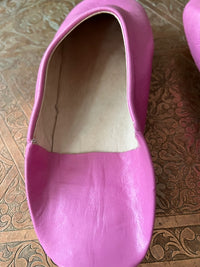 Babouches en cuir, fabrication artisanale au Maroc, couleur rose