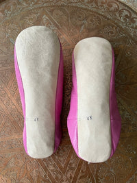 Babouches en cuir, fabrication artisanale au Maroc, couleur rose