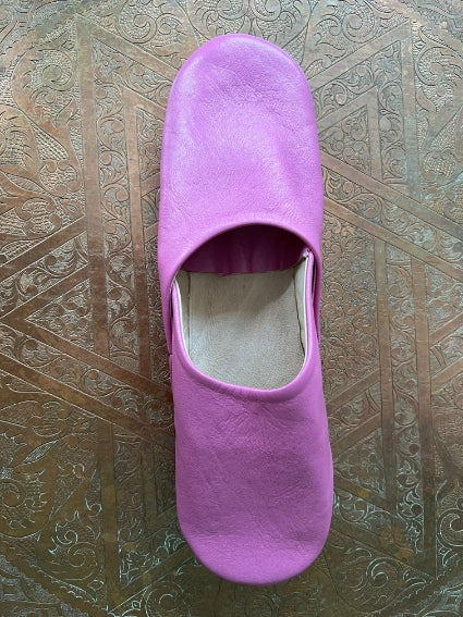 Babouches en cuir, fabrication artisanale au Maroc, couleur rose