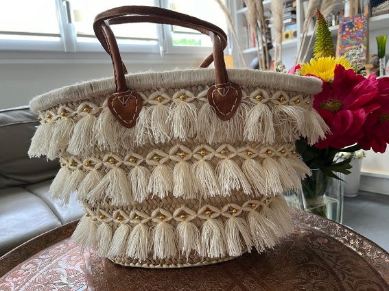 Panier tressé à la main à Marrakech, pompons et perles