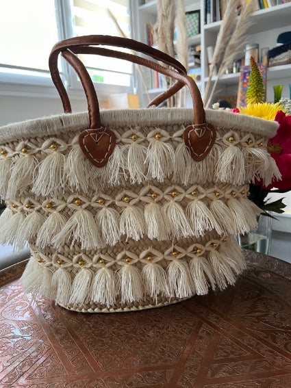 Panier tressé à la main à Marrakech, pompons et perles
