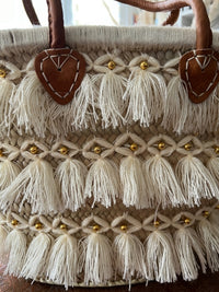 Panier tressé à la main à Marrakech, pompons et perles