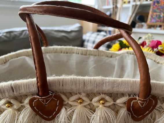 Panier tressé à la main à Marrakech, pompons et perles