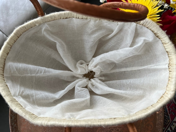 Panier tressé à la main à Marrakech, pompons et perles