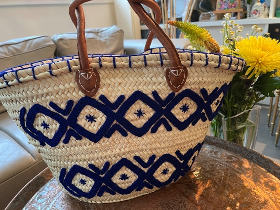 Panier tressé à la main à Marrakech, décoration de broderies géométriques, anses en cuir