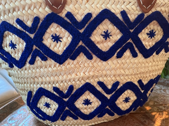 Panier tressé à la main à Marrakech, décoration de broderies géométriques, anses en cuir