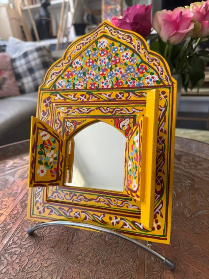 Miroir en bois peint, motifs "zwak", fabrication artisanale à Marrakech (jaune)