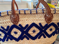 Panier tressé à la main à Marrakech, décoration de broderies géométriques, anses en cuir