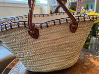 Panier tressé à la main à Marrakech, décoration de broderies géométriques, anses en cuir