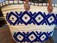 Panier tressé à la main à Marrakech, décoration de broderies géométriques, anses en cuir