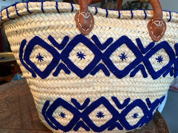 Panier tressé à la main à Marrakech, décoration de broderies géométriques, anses en cuir