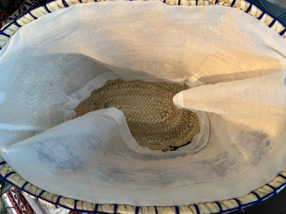 Panier tressé à la main à Marrakech, décoration de broderies géométriques, anses en cuir