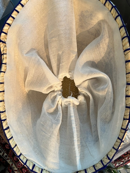Panier tressé à la main à Marrakech, décoration de broderies géométriques, anses en cuir
