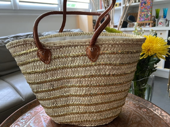 Panier tressé à la main à Marrakech, sequins, anses en cuir
