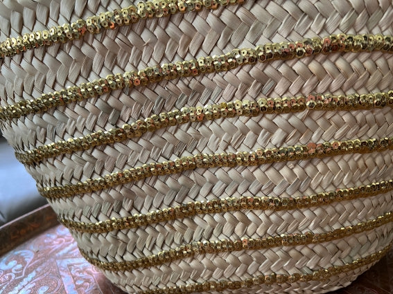 Panier tressé à la main à Marrakech, sequins, anses en cuir