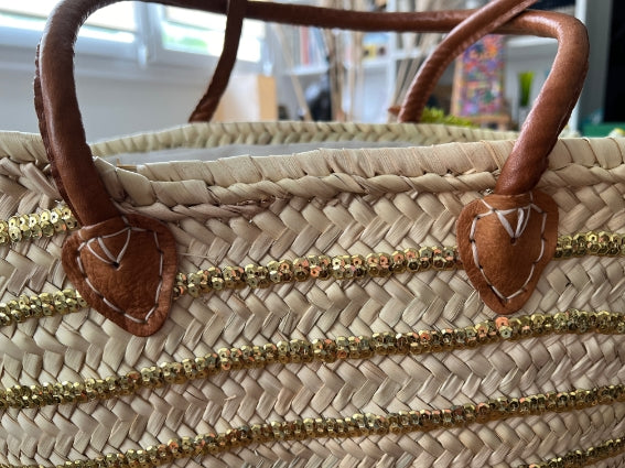 Panier tressé à la main à Marrakech, sequins, anses en cuir