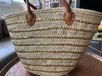 Panier tressé à la main à Marrakech, sequins, anses en cuir