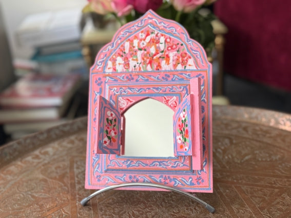 Miroir en bois peint, motifs "zwak", fabrication artisanale à Marrakech (rose)