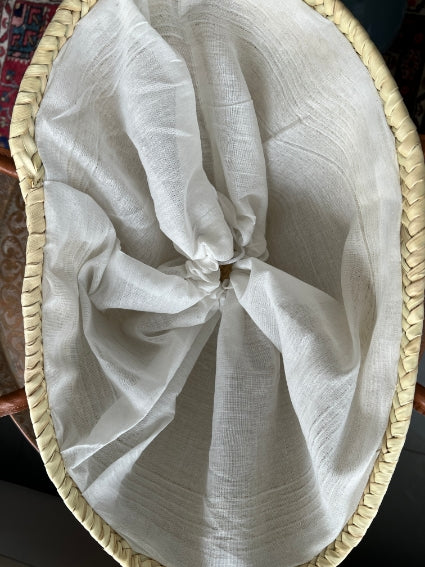 Panier tressé à la main à Marrakech, sequins, anses en cuir
