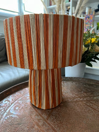 Lampe en raphia orange fabriquée à la main au Maroc hauteur 30 cm